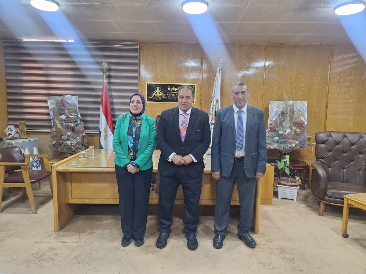 ندوة ثقافية للشاعر والإعلامى القدير د/ جمال الشاعر احد رواد الإعلام المصرى بكلية التجارة جامعة بنها