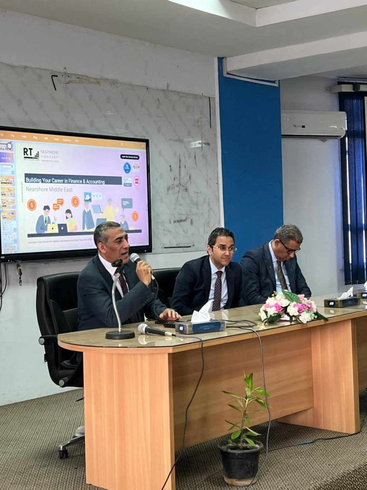 ورشة عمل بعنوان : طريقك لبدء مستقبل مهني عالمي في المحاسبة والمراجعة بكلية التجارة جامعة بنها